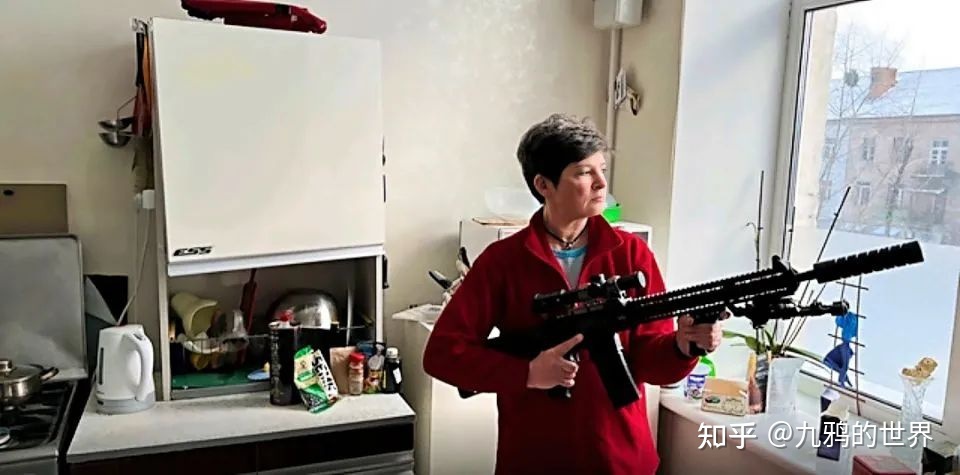 52岁乌克兰大妈举枪摆拍，在等俄罗斯人
