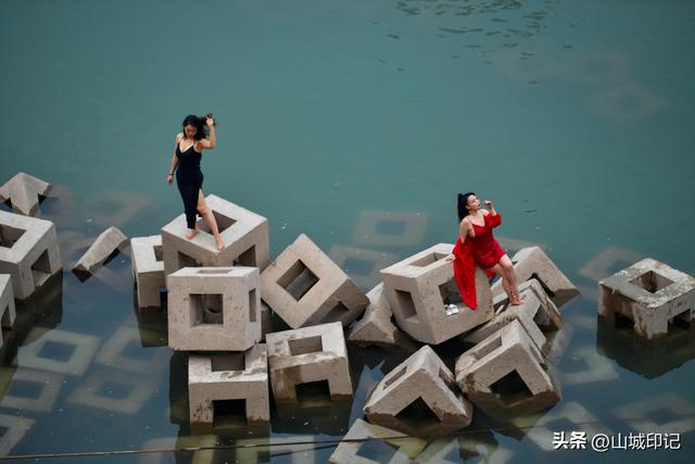 重庆长江边现“俄罗斯方块”如散落的世界碎片，美女打卡风情万种